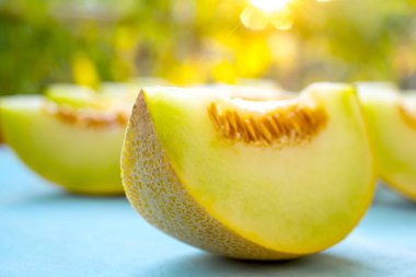 Mavi ahşap arka plan üzerinde kavun parçaları