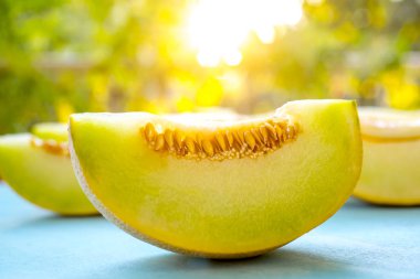 Mavi ahşap arka plan üzerinde kavun parçaları