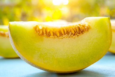 Mavi ahşap arka plan üzerinde kavun parçaları