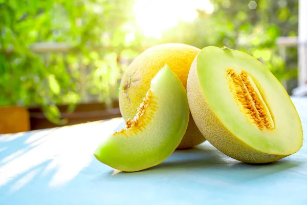 Świeży, słodki melon zielony na drewnianym stole — Zdjęcie stockowe