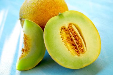 Ahşap masa taze tatlı yeşil kavun