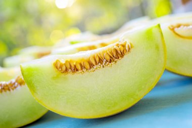 Ahşap masa taze tatlı yeşil kavun