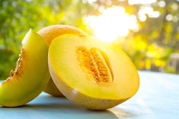 Ahşap masa taze tatlı yeşil kavun