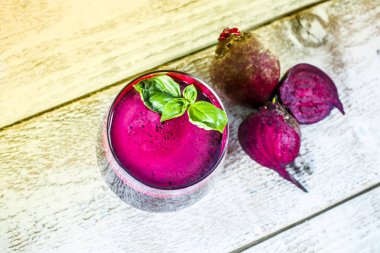 Ahşap arka planda pancar suyu