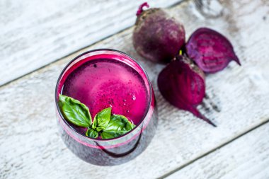 Ahşap arka planda pancar suyu