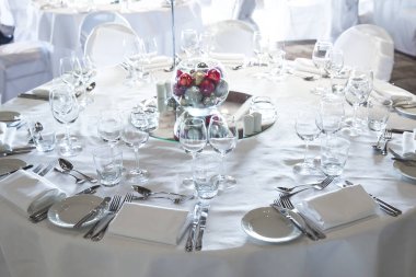 Parti ya da düğün için servis masası hazırlandı