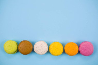 Mavi arkaplanda pasta ya da badem kurabiyesi