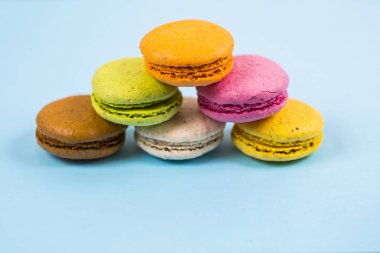 Mavi arkaplanda pasta ya da badem kurabiyesi