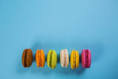 Mavi arkaplanda pasta ya da badem kurabiyesi