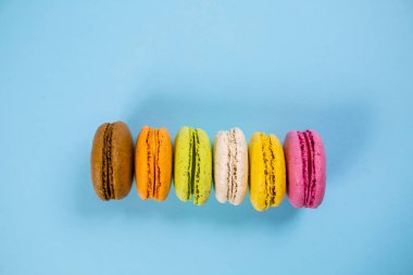 Mavi arkaplanda pasta ya da badem kurabiyesi