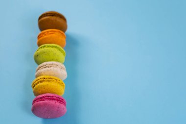 Mavi arkaplanda pasta ya da badem kurabiyesi