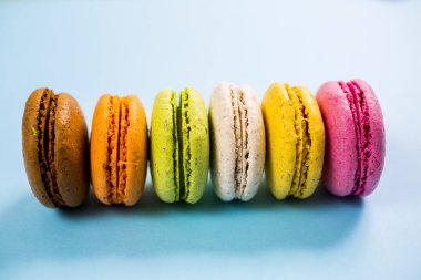 Mavi arkaplanda pasta ya da badem kurabiyesi