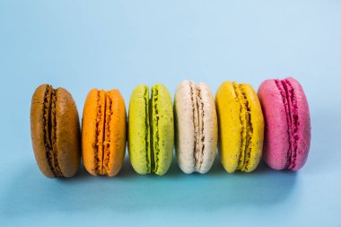 Mavi arkaplanda pasta ya da badem kurabiyesi