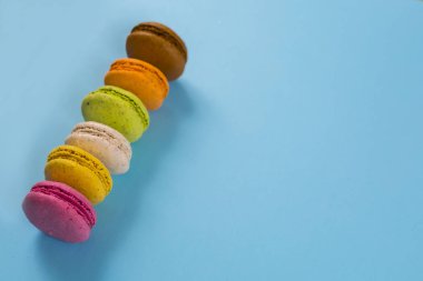 Mavi arkaplanda pasta ya da badem kurabiyesi