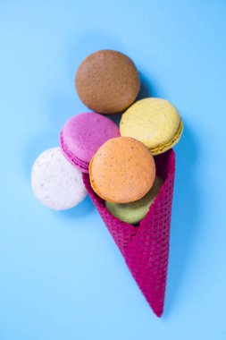 Mavi arkaplanda pasta ya da badem kurabiyesi