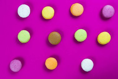 Pembe arka planda pasta ya da badem kurabiyesi