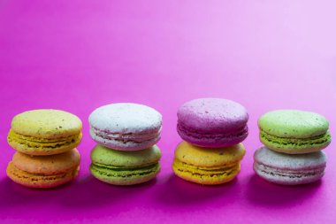 Pembe arka planda pasta ya da badem kurabiyesi