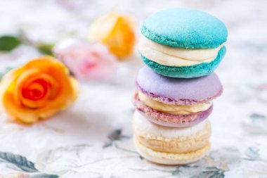 Renkli kurabiyeler ve gül çiçekleri