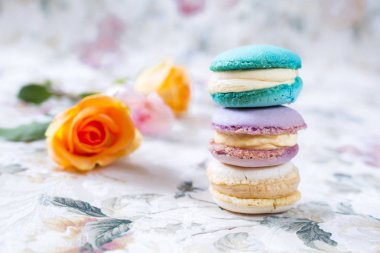 Renkli kurabiyeler ve gül çiçekleri