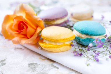 Renkli kurabiyeler ve gül çiçekleri