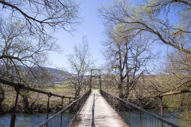 Nehirdeki küçük ahşap asma köprü