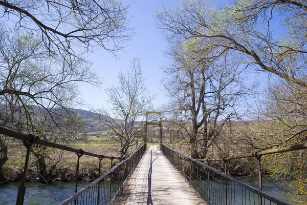Nehirdeki küçük ahşap asma köprü
