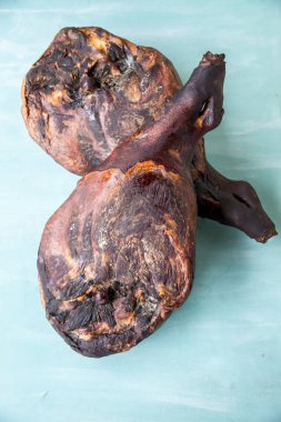 Jamon serrano. Turkuaz arka plan üzerinde geleneksel jambon