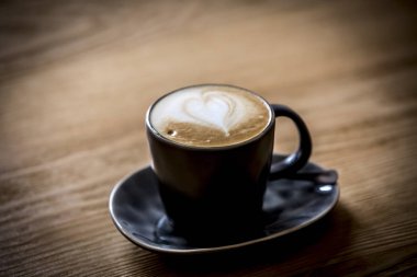 Tahta masada bir fincan kahve.