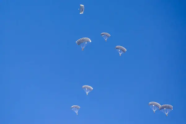 Paraşütçüler Üzerinde Gökyüzü Atlama — Stok fotoğraf