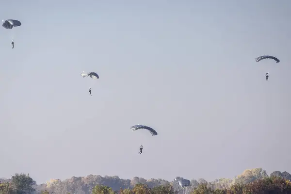 Saltando Paracaidistas Cielo —  Fotos de Stock