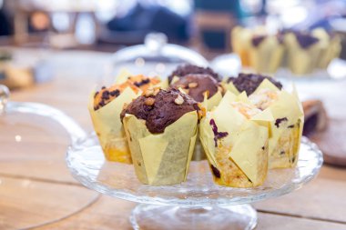 Ahşap üzerine çikolatalı kek