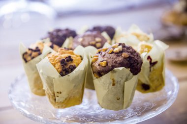 Ahşap üzerine çikolatalı kek