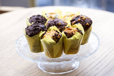 Ahşap üzerine çikolatalı kek