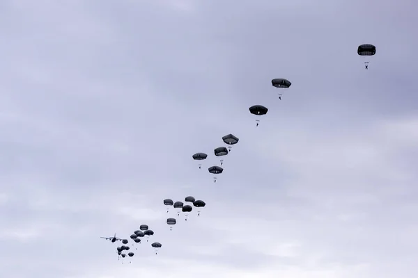 Paraşütçüler gökyüzünde bir sürü — Stok fotoğraf
