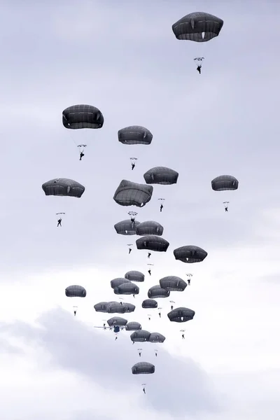 Molti paracadutisti nel cielo — Foto Stock