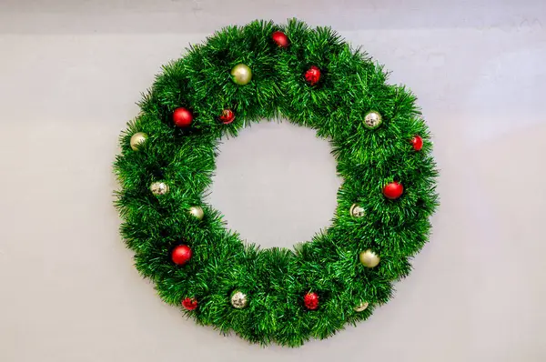 Geleneksel yeşil Noel çelengi