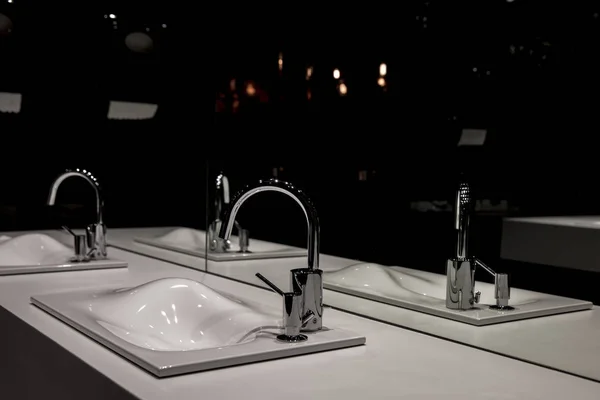 Krom musluk lavabo ve modern siyah banyo — Stok fotoğraf
