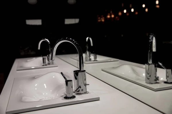 Grifo de cromo con lavabo y moderno baño negro — Foto de Stock