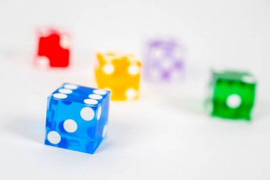 beyaz üzerine beş renk zar