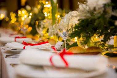 Beyaz masa çiçek, mum ve ampuller ile parti için ayarla