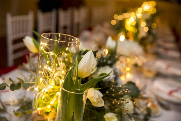 白いテーブルな花、ろうそく、電球でパーティーのため — ストック写真