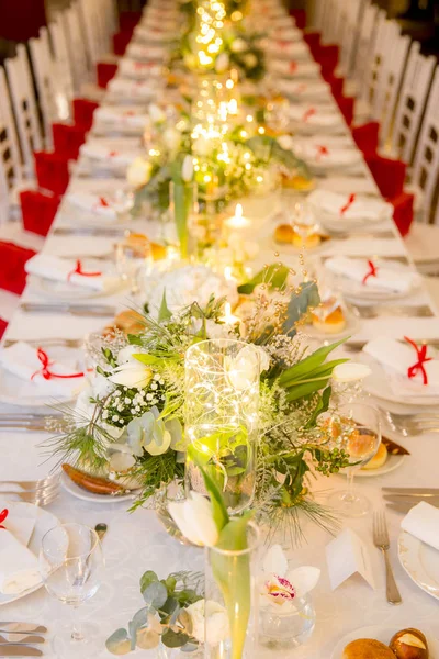白いテーブルな花、ろうそく、電球でパーティーのため — ストック写真