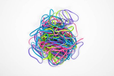 Beyaz arkaplanda renkli lastik bantlar