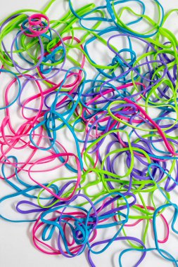 Beyaz arkaplanda renkli lastik bantlar