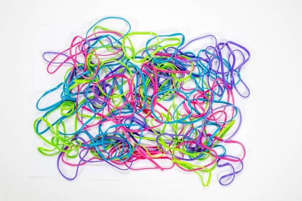 Beyaz arkaplanda renkli lastik bantlar
