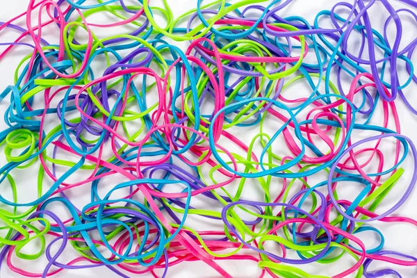Beyaz arkaplanda renkli lastik bantlar