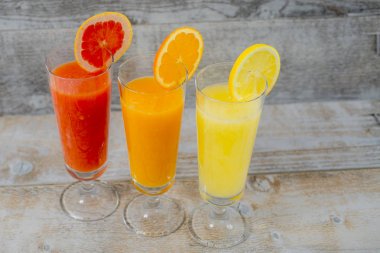 Üç bardak portakal, greyfurt ve limon suyu ve fr kesmek