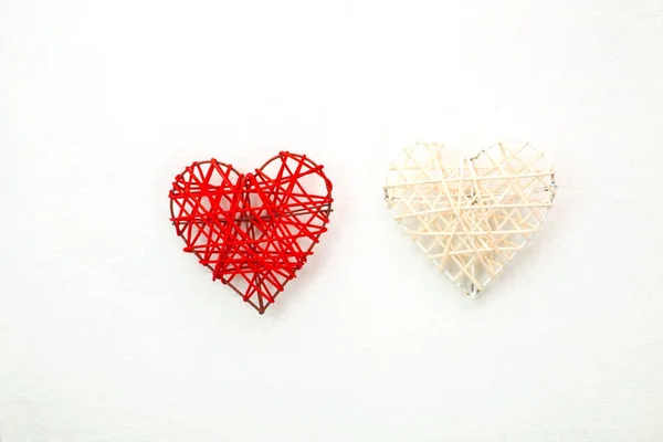 Valentinstag-Karte - rotes und weißes Herz auf weißem Hintergrund — Stockfoto