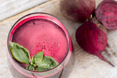 Ahşap zemin üzerine sıkılmış pancar suyu