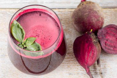 Ahşap zemin üzerine sıkılmış pancar suyu